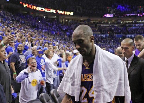 <YONHAP PHOTO-0671> Los Angeles Lakers guard Kobe Bryant (24) walks off the court after their 106-90 loss to the Oklahoma City Thunder in Game 5 of their NBA basketball Western Conference semifinal playoff series, Monday, May 21, 2012, in Oklahoma City. The Thunder won the series 4-1. (AP Photo/Alonzo Adams)/2012-05-22 13:39:24/ <저작권자 ⓒ 1980-2012 ㈜연합뉴스. 무단 전재 재배포 금지.>
Los Angeles Lakers guard Kobe Bryant walks off the court after the game on Monday.  AP-Yonhap News
