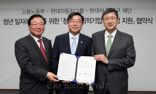 Hyundai Motor Co. vice chairman Kim Eok-jo (left), Vice Labor Minister Lee Ki-kwon (center) and Chung Mong-koo Foundation executive director Yoo Young-hak pose after signing an agreement to support young entrepreneurs at a ceremony in Seoul on Tuesday. Hyundai Motor
