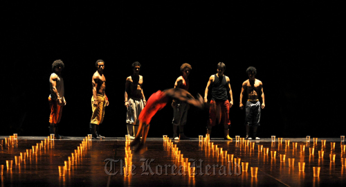 A scene from “Agwa” by Compagnie Kafig. LG Arts Center
