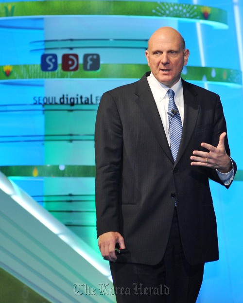 Microsoft chief executive Steve Ballmer speaks about the firm’s new Windows 8 at a forum in Seoul on Tuesday.
Microsoft Korea
