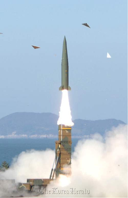 <YONHAP PHOTO-0951> 軍, 北전역 타격 가능 크루즈미사일 개발 배치 (서울=연합뉴스) 국방부가 우리기술로 개발한 탄도 미사일과 순항(크루즈) 미사일이 발사되는 모습을 동영상과 사진을 통해 19일 공개했다. 국방부 정책기획관 신원식 소장은 "군은 현재 북한 전역의 어느 곳이나 즉각 타격할 수 있는 세계 최고 수준의 정밀도와 타격 능력을 갖춘 순항 미사일을 독자 개발 배치했다"고 말했다. 사진은 탄도 미사일. 2012.4.19 << 국방부 >> jobo@yna.co.kr/2012-04-19 14:25:05/ <저작권자 ⓒ 1980-2012 ㈜연합뉴스. 무단 전재 재배포 금지.>
The South Korean military’s new cruise missile developed by the Agency for Defense Development is launched.  Yonhap News