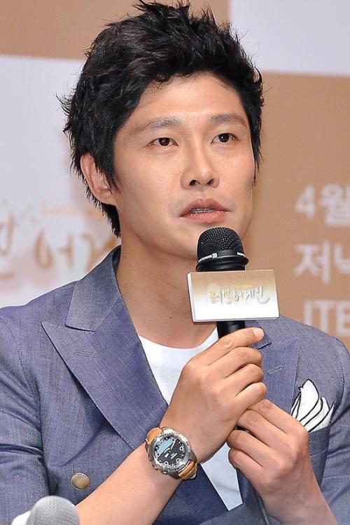 류정한(영화배우, 뮤지컬배우)
류정한은 5월 22일 서울 마포구 서교동에서 진행된 종합편성채널 JTBC ‘러브 어게인’(극본 김은희, 연출 황인뢰)의 촬영현장 공개와 기자간담회에서 “첫 드라마 도전을 앞두고 누구에게 들은 것도, 제대로 배운 것도 없어서 굉장히 낯설었다”고 운을 뗐다.