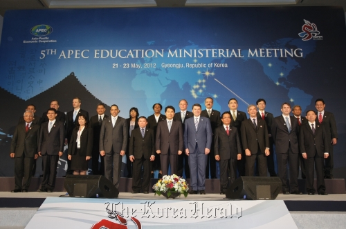 Participants in the APEC Education Ministerial Meeting pose during the first day’s meeting on Tuesday in Gyeongju, North Gyeongsang Province.  The Ministry of Education, Science and Technology