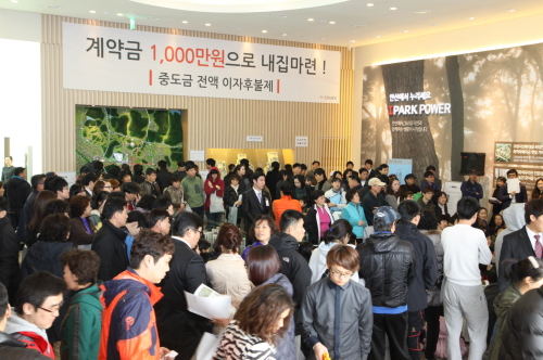 수도권 주택시장 침체가 무색하게 안산 아이파크의 계약률이 빠르게 올라가고 있다. 현대산업개발이 지난 3월 공급한 안산 아이파크에 실수요자들이 몰리면서 현재 계약율이 80%를 넘어업계의 주목을 받고 있다.