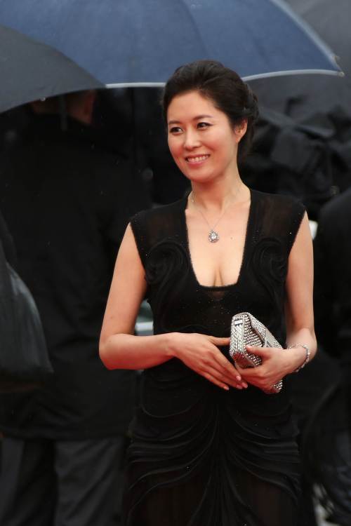 문소리(탤런트, 영화배우)
South Korean actress Moon Sori arrives at the 65th Cannes film festival on Monday. (AFP-Yonhap News)
