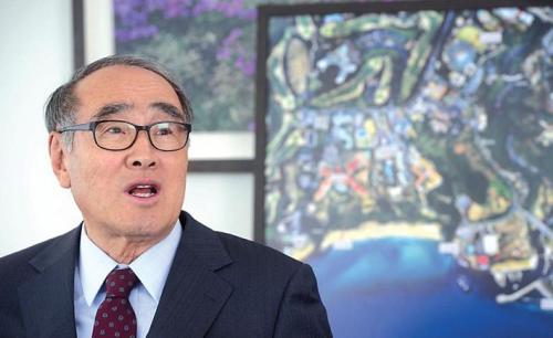 Lee Hong-koo, chairman of the Korean Organizing Committee for the 2012 IUCN World Conservation Congress, speaks during a recent interview at his office in central Seoul. (Park Hae-mook/The Korea Herald)