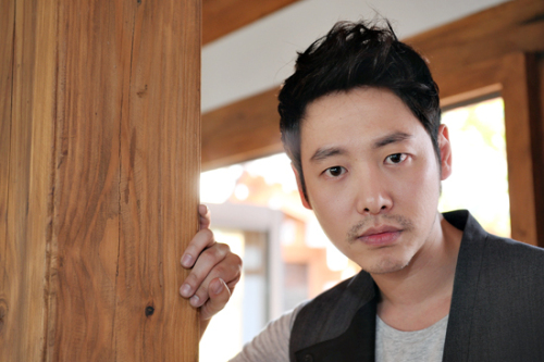 김동욱(영화배우, 탤런트)
소년의 순수를 머금은 눈빛의 배우 김동욱이 영화 ‘후궁: 제왕의 첩’(감독 김대승)을 통해 성숙함이 물씬 풍기는 남자가 돼 돌아왔다. 그는 이번 영화에서 사랑과 권력으로 벌거벗은 왕 성원대군 역을 맡아 가질 수 없는 단 한 명의 여인만을 바라보는 슬픈 제왕을 연기했다.