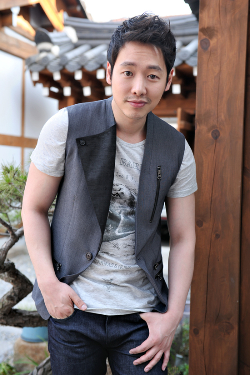 김동욱(영화배우, 탤런트)
소년의 순수를 머금은 눈빛의 배우 김동욱이 영화 ‘후궁: 제왕의 첩’(감독 김대승)을 통해 성숙함이 물씬 풍기는 남자가 돼 돌아왔다. 그는 이번 영화에서 사랑과 권력으로 벌거벗은 왕 성원대군 역을 맡아 가질 수 없는 단 한 명의 여인만을 바라보는 슬픈 제왕을 연기했다.