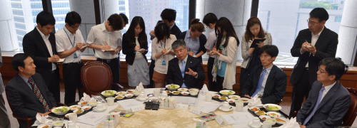 김중수 한국은행 총재가 23일 오전 소공동 한국은행 본점에서 경제동향간담회를 개최하고 참석자들과 대화를 나누고 있다.<br />이상섭 기자. babtong@heraldm.com 2012.05.23
김중수 한국은행 총재가 23일 오전 소공동 한국은행 본점에서 경제동향간담회를 개최하고 참석자들과 대화를 나누고 있다.
이상섭 기자. babtong@heraldm.com 2012.05.23