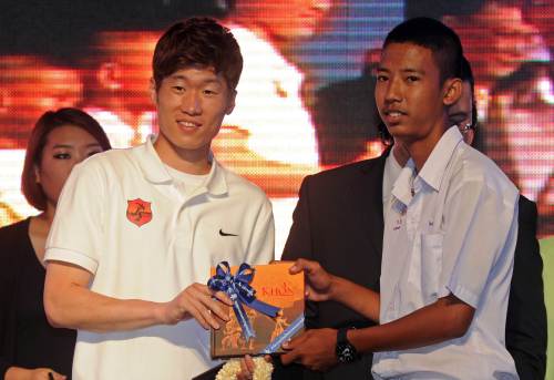 <YONHAP PHOTO-1406> A Thai student (R) gives a souvenir to Manchester United's South Korean player Park Ji-Sung (L) during press conference Football charity match " Asian Dream Cup 2012 " in Bangkok on May 22, 2012. Park Ji-Sung, the founder of the JS Fountation and Asia's football stars will play the charity match with All Star Thai league team to raised fund for the JS Fountation. AFP PHOTO/ PORNCHAI KITTIWONGSAKUL../2012-05-22 23:39:30/ <저작권자 ⓒ 1980-2012 ㈜연합뉴스. 무단 전재 재배포 금지.>
Manchester United player Park Ji-sung (left) receives a gift from a Thai student during a press conference for the Asian Dream Cup 2012 charity soccer match in Bangkok on Tuesday.  AFP-Yonhap News