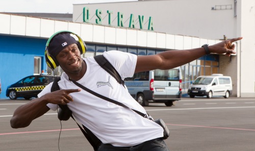 <YONHAP PHOTO-0090> Jamaican sprinter Usain Bolt gestures at the airport after arriving in Ostrava, Czech Republic, Monday, May 21, 2012. Bolt will compete in the IAAF World Challenge Golden Spike athletic meeting in Ostrava on Friday. (AP Photo/CTK, Petr Sznapka) SLOVAKIA OUT/2012-05-22 02:44:50/ <저작권자 ⓒ 1980-2012 ㈜연합뉴스. 무단 전재 재배포 금지.>
Jamaican sprinter Usain Bolt      AP-Yonhap News