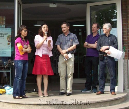 SP BRIEF KUMFA GERMAN 2 Columns color
KUMFA representative Mok Young-hwa (second from left) speaks to attendees at the summer festival at the German school in Yongsan on May 19 after receiving their donation.