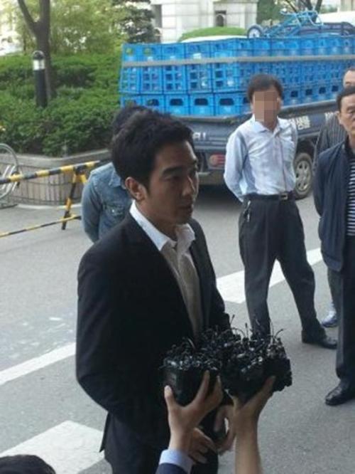 고영욱(가수, 뮤지컬배우)
미성년자 간음 혐의를 받고 있는 가수 겸 방송인 고영욱에 대해 경찰이 신청한 구속영장이 기각됐다.