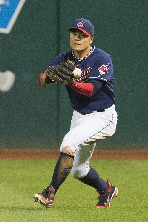 <YONHAP PHOTO-0534> CLEVELAND, OH - MAY 22: Right fielder Shin-Soo Choo #17 of the Cleveland Indians drops a line drive hit by Prince Fielder (not shown) #28 of the Detroit Tigers during the seventh inning at Progressive Field on May 22, 2012 in Cleveland, Ohio. Jason Miller/Getty Images/AFP== FOR NEWSPAPERS, INTERNET, TELCOS & TELEVISION USE ONLY ==../2012-05-23 11:50:55/ <저작권자 ⓒ 1980-2012 ㈜연합뉴스. 무단 전재 재배포 금지.>
Indians right fielder Choo Shin-soo fields a ball hit by Tigers first baseman Prince Fielder in the seventh inning on Tuesday.  AFP-Yonhap News