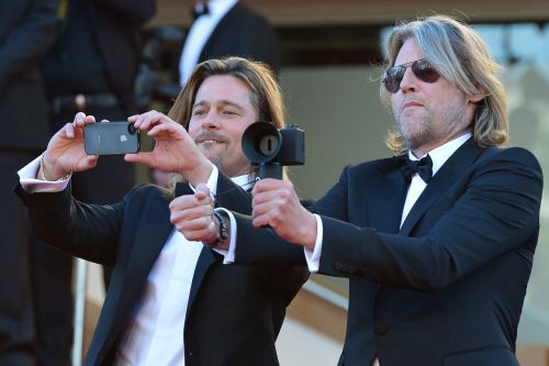<YONHAP PHOTO-0185> US actor Brad Pitt takes pictures with his smartphone as New Zealand's director Andrew Dominik plays with a small camera before the screening of "Killing them Softly" presented in competition at the 65th Cannes film festival on May 22, 2012 in Cannes. AFP PHOTO / ALBERTO PIZZOLI../2012-05-23 06:29:08/ <저작권자 ⓒ 1980-2012 ㈜연합뉴스. 무단 전재 재배포 금지.>
U.S. actor Brad Pitt (left) takes pictures with his smartphone as New Zealand’s director Andrew Dominik plays with a small camera before the screening of “Killing Them Softly” at the 65th Cannes Film Festival on Tuesday.   AFP-Yonhap News