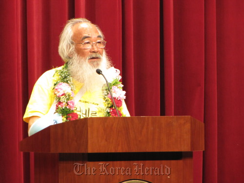SP GWANGU AWARD - 2/3 columns color
Father Mun Jeong-hyeon makes his acceptance speech at the May 18 Memorial Culture Hall in Gwangju on Friday.   Kirsty Taylor