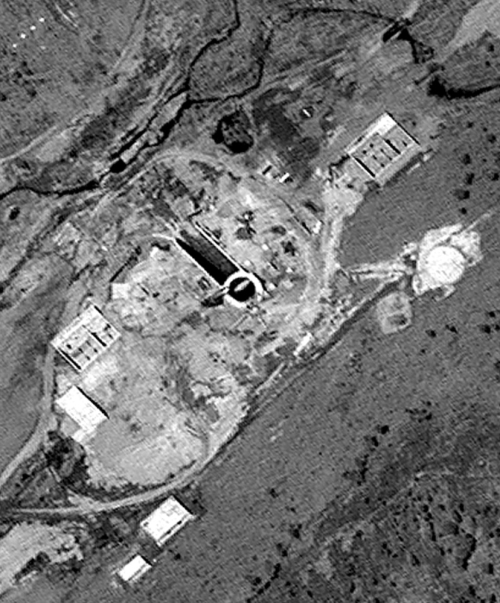 <YONHAP PHOTO-0162> This April 29, 2012 satellite image provided by DigitalGlobe shows the Musudan-ri rocket launch site in northeastern North Korea. The U.S.-Korea Institute at Johns Hopkins School of Advanced International Studies says the image shows that North Korea is upgrading the launch site to handle bigger rockets, which could increase international concern over the secretive country's weapons programs. The black circle in the center of the image is a new launch pad. The rectangular buildings at center left and upper right are fuel storage facilities. (AP Photo/DigitalGlobe)/2012-05-23 06:19:02/ <저작권자 ⓒ 1980-2012 ㈜연합뉴스. 무단 전재 재배포 금지.>
This April 29 satellite image provided by DigitalGlobe shows the Musudan-ri rocket launch site in northeastern North Korea.     AP-Yonhap News