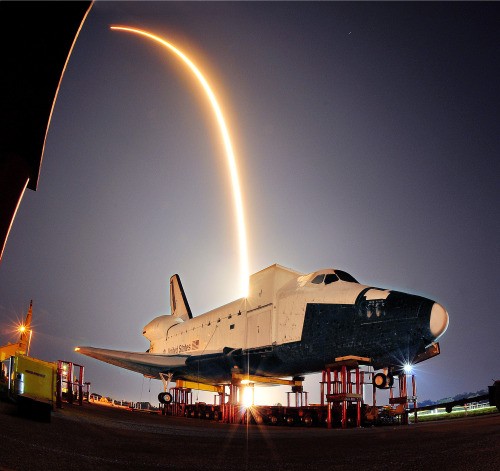<YONHAP PHOTO-1309> Cape Canaveral Florida 5-22-12,The Private Company SpaceX launch of its Falcon 9 rocket and a unmanned Dragan capsule turns night into day during liftoff from a Cape Canaveral launch pad early Tuesday, May 22, 2012 as it streaks over a model of NASA's space shuttle at the Kennedy Space Center, heading for a rendezvous with the International Space Station, opening a new era of dollar-driven spaceflight. (AP Photo/Florida Today, Craig Rubadoux) NO SALES , MAGS OUT/2012-05-22 22:11:11/ <저작권자 ⓒ 1980-2012 ㈜연합뉴스. 무단 전재 재배포 금지.>
The private company SpaceX launches its Falcon 9 rocket and an unmanned Dragan capsule from a Cape Canaveral launch pad, over a model of a space shuttle at the Kennedy Space Center on Tuesday.  AP-Yonhap News