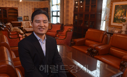 M&B퍼니처 문승실대표 인터뷰.<br />이상섭 기자. babtong@heraldm.com 2012.05.16
M&B퍼니처 문승실대표 인터뷰.
이상섭 기자. babtong@heraldm.com 2012.05.16