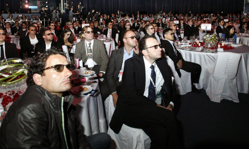 LG전자는 23일 올레드(OLED) TV 등 2012년 신제품을 소개하는 ‘2012 유럽 TV 신제품 발표회’를  모나코 왕국에서 열었다. TV해외마케팅센터장 권기일(왼쪽부터) 상무, 지난해 F1™ 챔피언 세바스티안 베텔, 유럽지역대표 조성하 부사장, 영화감독 장 자크 아노, 모델 젬마 샌더슨이 55인치 3D OLED TV 앞에서 포즈를 취하고 있다.  [사진제공=LG전자]