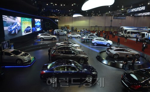 ‘2012 부산국제모터쇼’가 24일 오전 부산 벡스코에서 프레스 데이를 시작으로 개막했다. 이날 오전 모터쇼에 참석한 언론, 기업 관계자들이 차량들을 살펴보고 있다.<br />지난 2001년 처음 개최된 이후 격년으로 열리는 부산국제모터쇼는 ‘바다를 품은 녹색 자동차의 항해(The voyage of the green car across the ocean)'를 주제로 전 세계 6개국에서 완성차 22개 업체를 포함한 총 96개 업체가 참가한다. 총 173대의 차량이 역대 최대 규모로 선보이며 31대의 신차가 공개된다. 이번 행사는 6월 3일까지 계속된다.<br />부산=이상섭 지자 babtong@heraldm.com 2012.05.24
‘2012 부산국제모터쇼’가 24일 오전 부산 벡스코에서 프레스 데이를 시작으로 개막했다. 이날 오전 모터쇼에 참석한 언론, 기업 관계자들이 차량들을 살펴보고 있다.
지난 2001년 처음 개최된 이후 격년으로 열리는 부산국제모터쇼는 ‘바다를 품은 녹색 자동차의 항해(The voyage of the green car across the ocean)'를 주제로 전 세계 6개국에서 완성차 22개 업체를 포함한 총 96개 업체가 참가한다. 총 173대의 차량이 역대 최대 규모로 선보이며 31대의 신차가 공개된다. 이번 행사는 6월 3일까지 계속된다.
부산=이상섭 지자 babtong@heraldm.com 2012.05.24