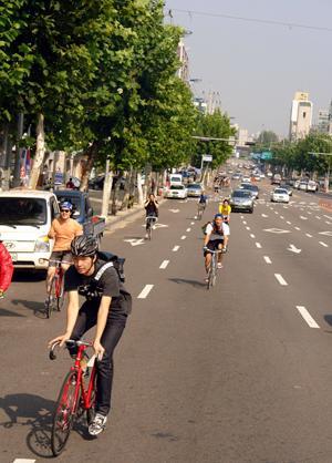 Nam Ki-hyuk (front), head manager of Fixiemeister, on a ride.  Yonhap News