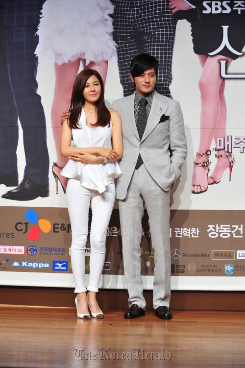 Actor Jang Dong-gun (right) and actress Kim Ha-neul attend the press conference for their upcoming SBS drama “A Gentleman’s Dignity” in Seoul, Wednesday.  SBS