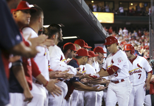 <YONHAP PHOTO-0566> St. Louis Cardinals' Carlos Beltran (3) and Matt Holliday (7) are congratulated by teammates in the dugout after scoring on Beltran's two-run home run in the fifth inning against the San Diego Padres on Wednesday, May 23, 2012, in St. Louis. (AP Photo/St. Louis Post-Dispatch, Chris Lee) EDWARDSVILLE OUT ALTON OUT/2012-05-24 13:11:29/ <저작권자 ⓒ 1980-2012 ㈜연합뉴스. 무단 전재 재배포 금지.>
St. Louis Cardinals’ Carlos Beltran (second from right) and Matt Holliday (right) are congratulated by teammates in the dugout after scoring on Beltran’s two-run home run in the fifth inning against the San Diego Padres on Wednesday.  AP-Yonhap News