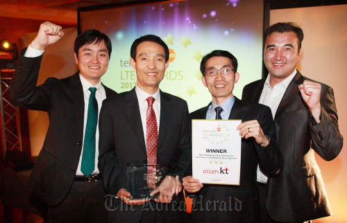 Kim Sung-man (second from left), senior executive vice president of the network group at KT, celebrates with company officials after receiving the top award for LTE networks at an event in Barcelona on Wednesday. KT