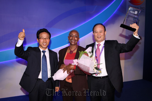 Incheon International Airport Corp. CEO Lee Chae-wook (right) and IIAC union leader Kang Yong-kyoon (left) pose with Angela Gittens, director general of Airports Council International, after Incheon received the Best Airport Worldwide award at a ceremony held in Singapore on Thursday.
Incheon International Airport Corp.