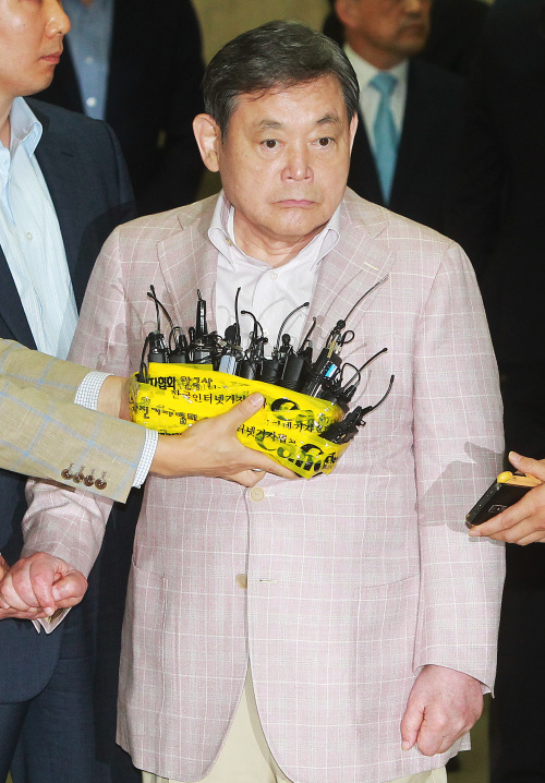 이건희(기업인, 국제기관단체인)
<YONHAP PHOTO-1062> 이건희 회장, 유럽출장 마치고 귀국 (서울=연합뉴스) 홍기원 기자 = 지난 2일 유럽 시장 점검을 위해 출국했던 이건희 삼성전자 회장이 24일 오후 김포공항으로 귀국한 후 취재진의 질문에 답하고 있다. 2012.5.24 xanadu@yna.co.kr/2012-05-24 16:30:16/ <저작권자 ⓒ 1980-2012 ㈜연합뉴스. 무단 전재 재배포 금지.>
Samsung Electronics chairman Lee Kun-hee arrives at Gimpo International Airport on Thursday after a 22-day trip to Europe.  Yonhap News