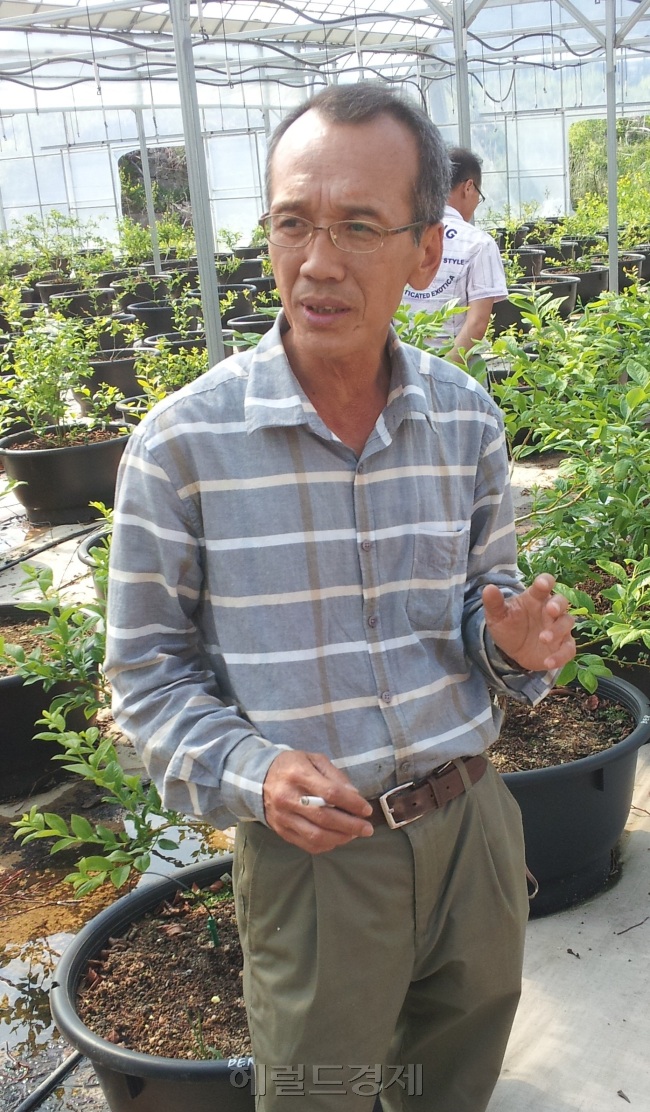 김응수 채향원 대표 / ▲보류[박인호의 전원별곡] 제4부: 자연과 사람④ 화천 블루베리 농원 ‘채향원’ 김응수 대표 “도시의 기반과 전문성을 살려 ‘반쪽 귀농’을 하세요”