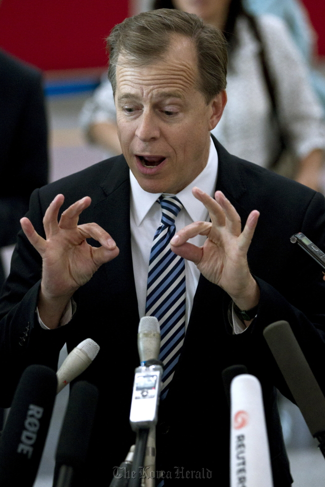 U.S. Special Representative for North Korea Policy Glyn Davies gestures while briefing the press at the Capital International Airport in Beijing, China, Wednesday. (AP-Yonhap News)