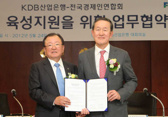 허창수(오른쪽) 전경련 회장과 강만수 산업은행 회장이 24일 산업은행 대회의실에서 ‘중소기업 육성 지원을 위한 업무협약식’을 갖고 기념촬영을 하고 있다.