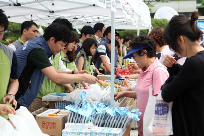 동아제약은 지난 24일 서울 동대문구 용신동 본사에서 ‘사랑나눔 바자’를 열었다. 동아제약이 동대문구사회복지협의회와 함께 진행한 이 행사에서 생긴 수익금은 전액 지역사회에 기부됐다.