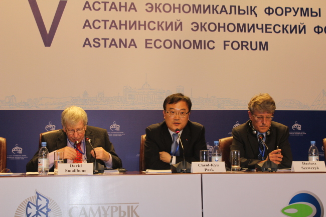 박철규(가운데) 중소기업진흥공단 이사장은 24일 오전 11시(현지시간) 카자흐스탄 아스타나 독립궁에서 해외 정부 관계자 및 학자가 참석하는 아스타나 경제포럼(AEF 2012)에서 ‘한국의 경제성장과 중소기업의 역할’을 주제로 강연했다.