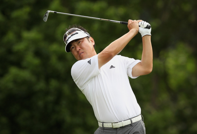 <YONHAP PHOTO-0050> FORT WORTH, TX - MAY 24: Charlie Wi watches his tee shot on the eighth hole during the first round of the Crowne Plaza Invitational at Colonial at the Colonial Country Club on May 24, 2012 in Fort Worth, Texas. Scott Halleran/Getty Images/AFP== FOR NEWSPAPERS, INTERNET, TELCOS & TELEVISION USE ONLY ==../2012-05-25 01:08:06/ <저작권자 ⓒ 1980-2012 ㈜연합뉴스. 무단 전재 재배포 금지.>
Charlie Wi watches his tee shot on the eighth hole during the first round of the Crowne Plaza Invitational at Colonial at the Colonial Country Club in Fort Worth, Texas, Thursday.  AFP-Yonhap News