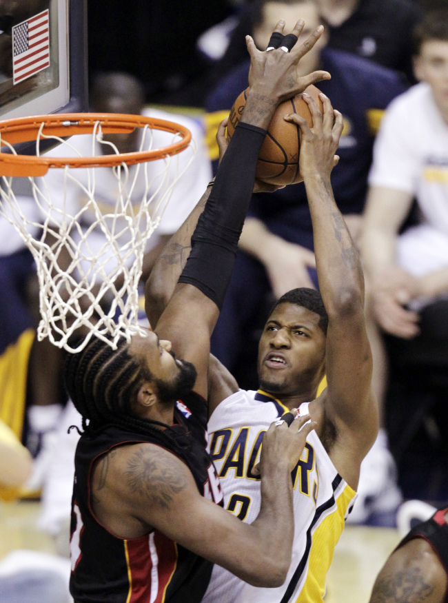 <YONHAP PHOTO-0435> Indiana Pacers guard Paul George, right, is fouled by Miami Heat center Ronny Turiaf during the first half of Game 6 of their NBA basketball Eastern Conference semifinal playoff series in Indianapolis, Thursday, May 24, 2012. (AP Photo/Michael Conroy)/2012-05-25 09:40:00/ <저작권자 ⓒ 1980-2012 ㈜연합뉴스. 무단 전재 재배포 금지.>
Indiana Pacers guard Paul George (right) is fouled by Miami Heat center Ronny Turiaf on Thursday.  AP-Yonhap News