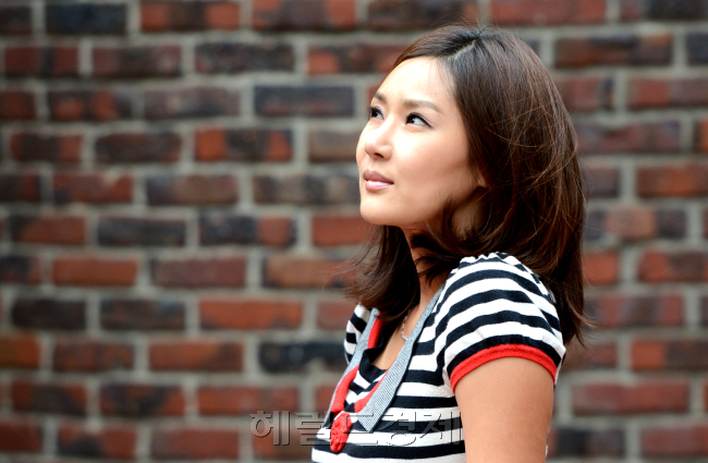 정인아 연예인 본사 방문. 박현구 기자phko@heraldm.com 2012.05.24
정인아 연예인 본사 방문. 박현구 기자phko@heraldm.com 2012.05.24