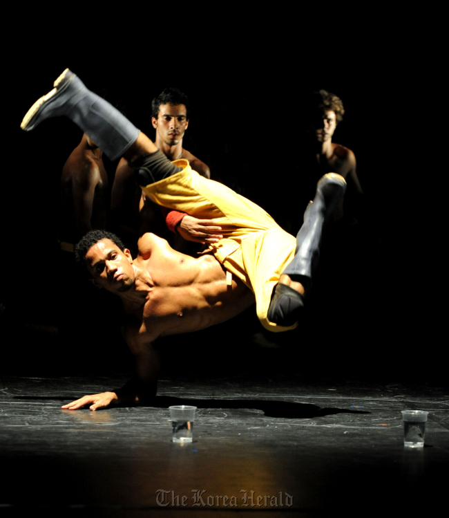 “Agwa” by Compagnie Kafig. LG Arts Center