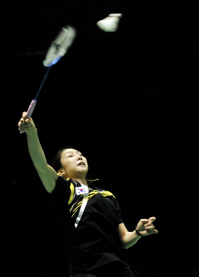 <YONHAP PHOTO-1480> (120524) -- WUHAN, May 24, 2012 (Xinhua) -- South Korea's Sung Ji Hyun returns a shot to Japan's Sato Sayaka during their semifinal match of the Uber Cup world badminton team championships in Wuhan, central China's Hubei Province, on May 24, 2012. South Korea beat Japan 3-0 to enter the final. (Xinhua/Guo Chen) /2012-05-24 20:05:14/ <저작권자 ⓒ 1980-2012 ㈜연합뉴스. 무단 전재 재배포 금지.>
Korea’s Sung Ji-hyun returns a shot to Japan’s Sato Sayaka on Thursday.  Xinhua-Yonhap News