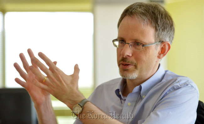 셈베르메즈슈 서울대 종교학 교수<br />김명섭 기자 msiron@
Sem Vermeersch, professor of religious
studies at Seoul National University
Kim Myung-sub/The Korea Herald
Sem Vermeersch, professor of religious studies at Seoul National University. Kim Myung-sub/The Korea Herald