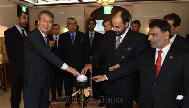 오만대사관 낙성식.<br />정희조 기자/checho@heraldm.com 120525
Omani Interior Minister Sayyid Hamoud Bin Faisal Al Busaidi (center), Ambassador Mohamed Salim Alharthy (right) and Minister of Korea’s Prime Ministerial Office Yim Jong-yong attend a ceremony to open the new Omani Embassy in Seoul on Friday.
Chung Hee-cho/The Korea Herald