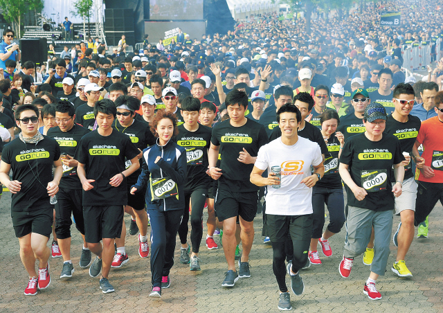 Participants run at “GO RUN Festival,” a marathon organized by the sports brand Skechers last Saturday.   Yonhap News