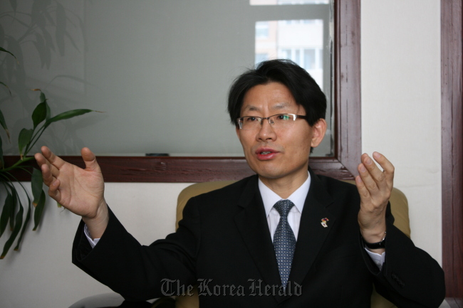 Lee Dong-ku, resident representative of KOICA Mongolian Office, talks about Korea’s aid projects in Mongolia.  Lee Woo-young/The Korea Herald