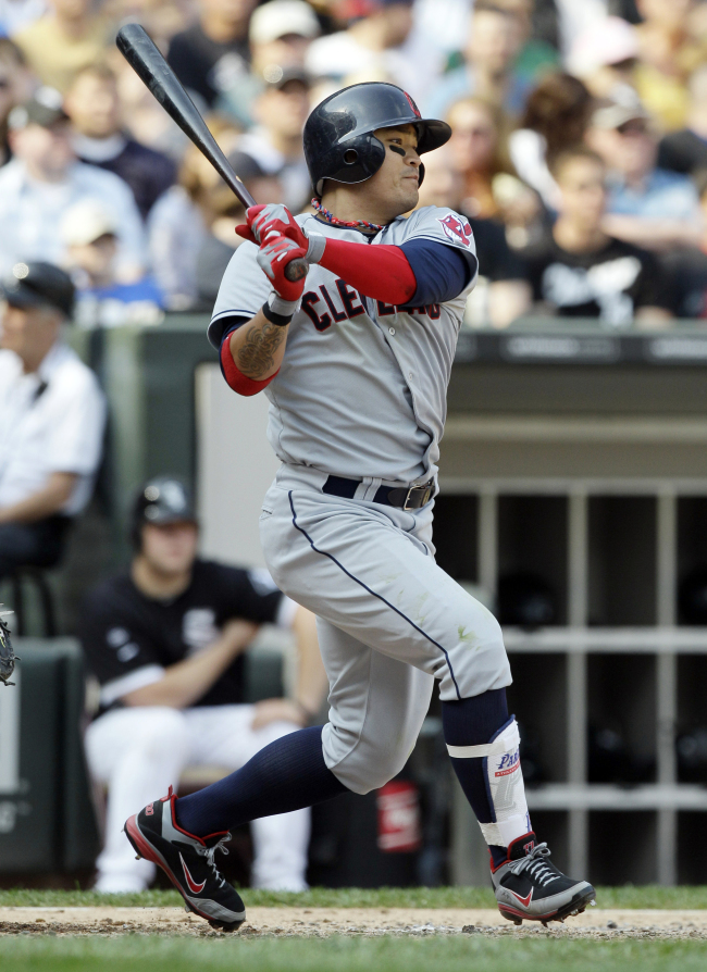 <YONHAP PHOTO-0207> Cleveland Indians' Shin-Soo Choo, of South Korea, hits a single against the Chicago White Sox during the fifth inning of a baseball game in Chicago, Saturday, May 26, 2012. The White Sox won 14-7. ( AP Photo/Nam Y. Huh)/2012-05-27 08:18:06/ <저작권자 ⓒ 1980-2012 ㈜연합뉴스. 무단 전재 재배포 금지.>
Choo Shin-soo hits a single in the fifth inning.  AP-Yonhap News