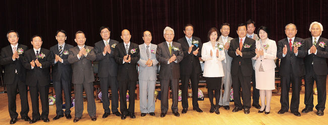 <YONHAP PHOTO-0819> 건국대 총동문회 2012 건국인의 날 열어 (서울=연합뉴스) 건국대 총동문회(회장 김순도)는 26일 오전 서울 광진구 능동로 건국대 새천년관 대공연장에서 '2012 건국인의 날' 행사와 정기총회를 개최했다. 학교 발전 공로상과 축하패 등 수상자들이 총동문회 관계자들과 기념촬영을 하고 있다. 2012.5.26 << 건국대 >> jobo@yna.co.kr/2012-05-26 20:24:09/ <저작권자 ⓒ 1980-2012 ㈜연합뉴스. 무단 전재 재배포 금지.>
<YONHAP PHOTO-0819> 건국대 총동문회 2012 건국인의 날 열어 (서울=연합뉴스) 건국대 총동문회(회장 김순도)는 26일 오전 서울 광진구 능동로 건국대 새천년관 대공연장에서 '2012 건국인의 날' 행사와 정기총회를 개최했다. 학교 발전 공로상과 축하패 등 수상자들이 총동문회 관계자들과 기념촬영을 하고 있다. 2012.5.26 << 건국대 >> jobo@yna.co.kr/2012-05-26 20:24:09/ <저작권자 ⓒ 1980-2012 ㈜연합뉴스. 무단 전재 재배포 금지.>