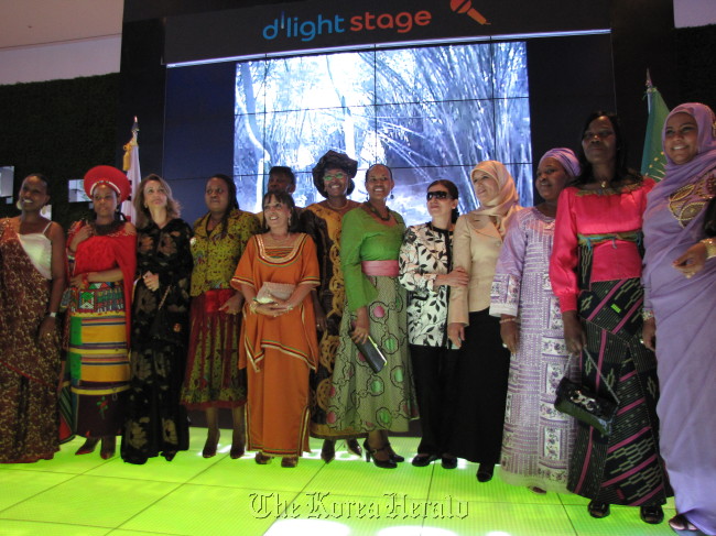 DP AFRICA  3 columns color
Wives of African ambassadors to Korea pose for a picture as they celebrate Africa Day in Seoul on Friday.  Kirsty Taylor/The Korea Herald