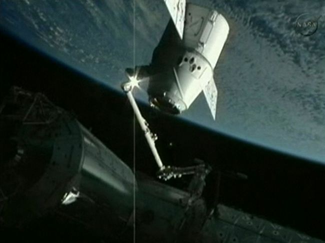 <YONHAP PHOTO-0034> In this frame grab from a NASA video, the robotic arm of the International Space Station holds the SpaceX Dragon capsule on May 25, 2012 as astronauts prepare to dock the capsule with the station. SpaceX has become the first private company to rendezvous with the orbiting lab. = RESTRICTED TO EDITORIAL USE - MANDATORY CREDIT "AFP PHOTO / NASA" - NO MARKETING NO ADVERTISING CAMPAIGNS - DISTRIBUTED AS A SERVICE TO CLIENTS =../2012-05-26 01:35:24/ <저작권자 ⓒ 1980-2012 ㈜연합뉴스. 무단 전재 재배포 금지.>
The robotic arm of the International Space Station holds the SpaceX Dragon capsule as astronauts prepare to dock the capsule with the station on Friday.  AFP-Yonhap News