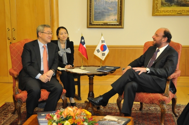 <YONHAP PHOTO-0218> 한-칠레 외교장관 회담.."포괄 협력관계 구축" (상파울루=연합뉴스) 김재순 특파원 = 김성환 외교통상부 장관(왼쪽)은 25일(현지시간) 칠레 수도 산티아고에서 알프레도 모레노 칠레 외교장관을 만나 재생에너지, 에너지·자원, 인프라, 남극 연구, 기후변화 대응, 통상·투자 확대 및 심화, 청소년·학생 교류 등 양국간 협력 현안에 관해 의견을 나누었다. 2012.5.27 <<국제뉴스부 기사 참조>> fidelis21c@yna.co.kr/2012-05-27 08:55:56/ <저작권자 ⓒ 1980-2012 ㈜연합뉴스. 무단 전재 재배포 금지.>
Foreign Minister Kim Sung-hwan (left) talks with his Chilean counterpart Alfredo Moreno in Santiago on Friday.  Foreign Ministry
